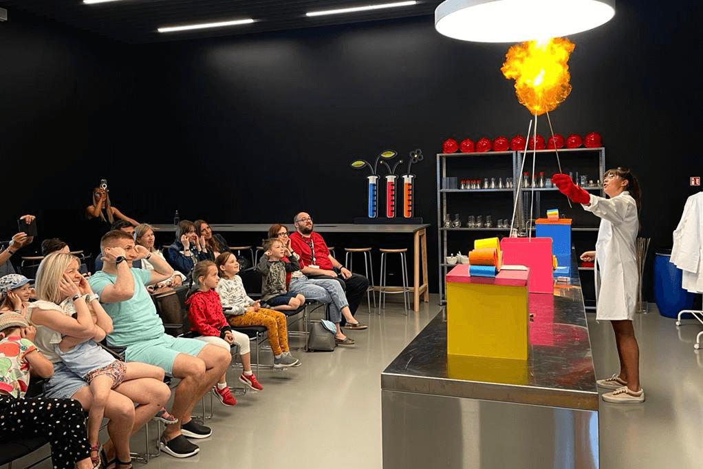 The Science Centre invites to science shows  and technical creative workshops!