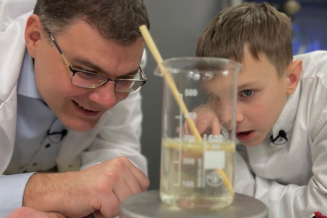 VIZIUM Jauno dabaszinātņu pētnieku centrs piedāvā skolēniem aizraujošu bezmaksas nodarbību kopā ar “Laboratorium Zinātnes skolu”